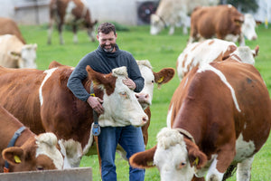 Landwirt Johannes Krumbachner mit seinen Kühen